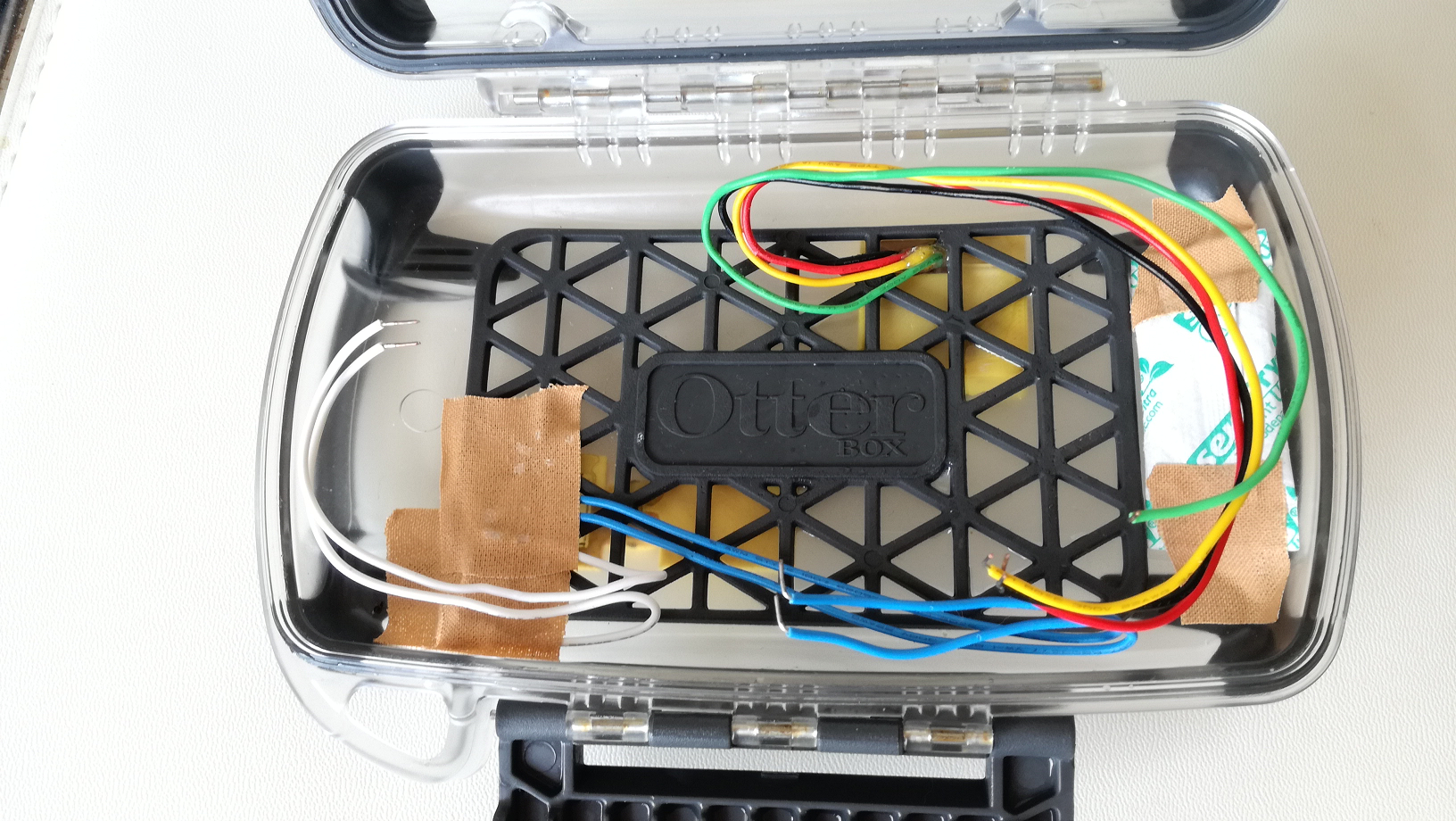 Correctly aligned wires in the OtterBox Pursuit 40 case